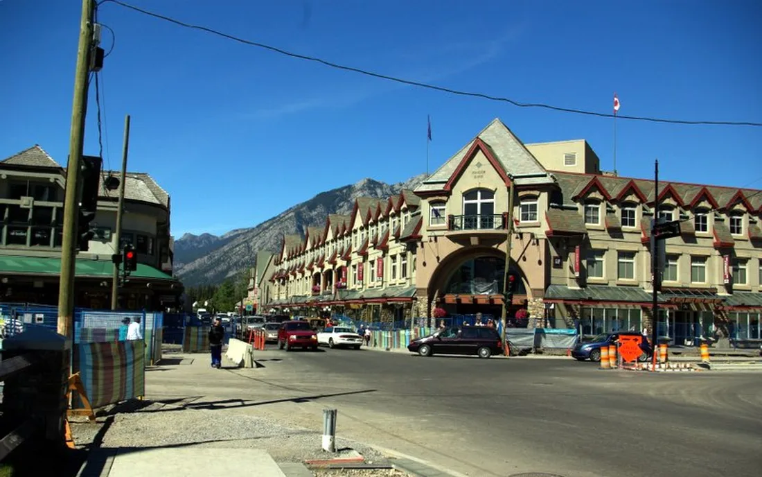 Rue de Banff et montagnes derrière les bâtiments