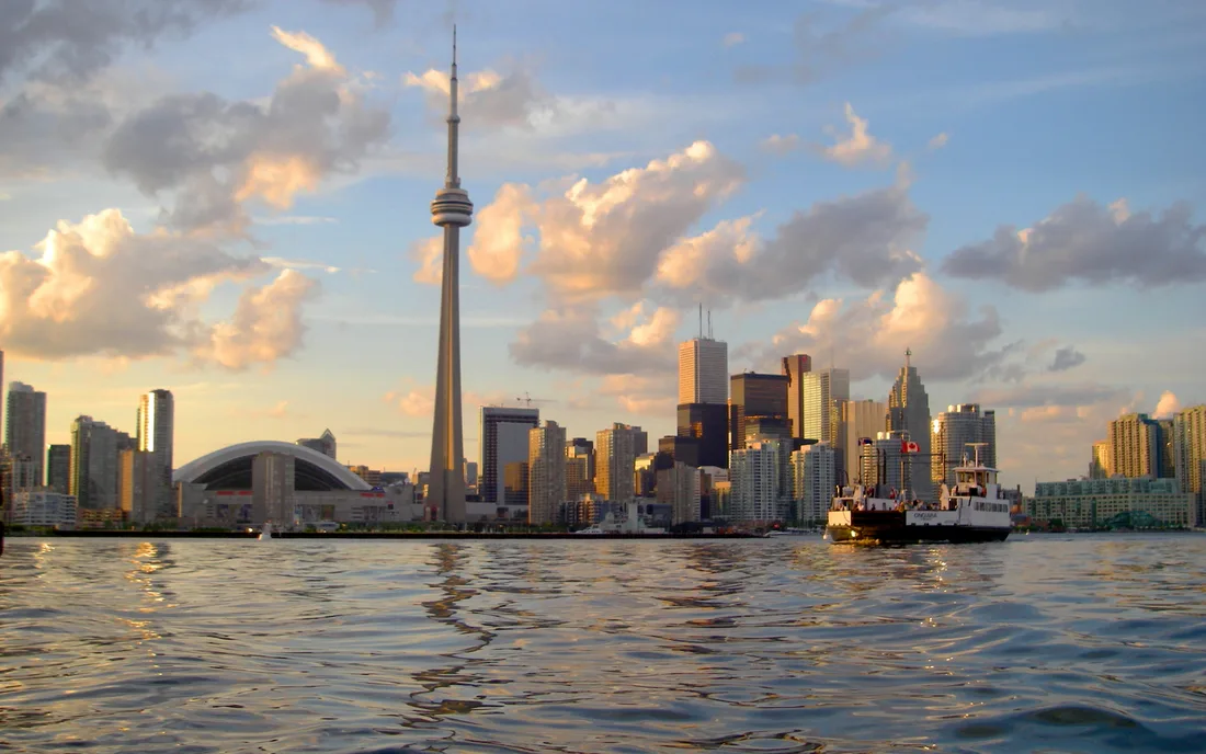 Silhouette de Toronto et tour CN vues depuis le port
