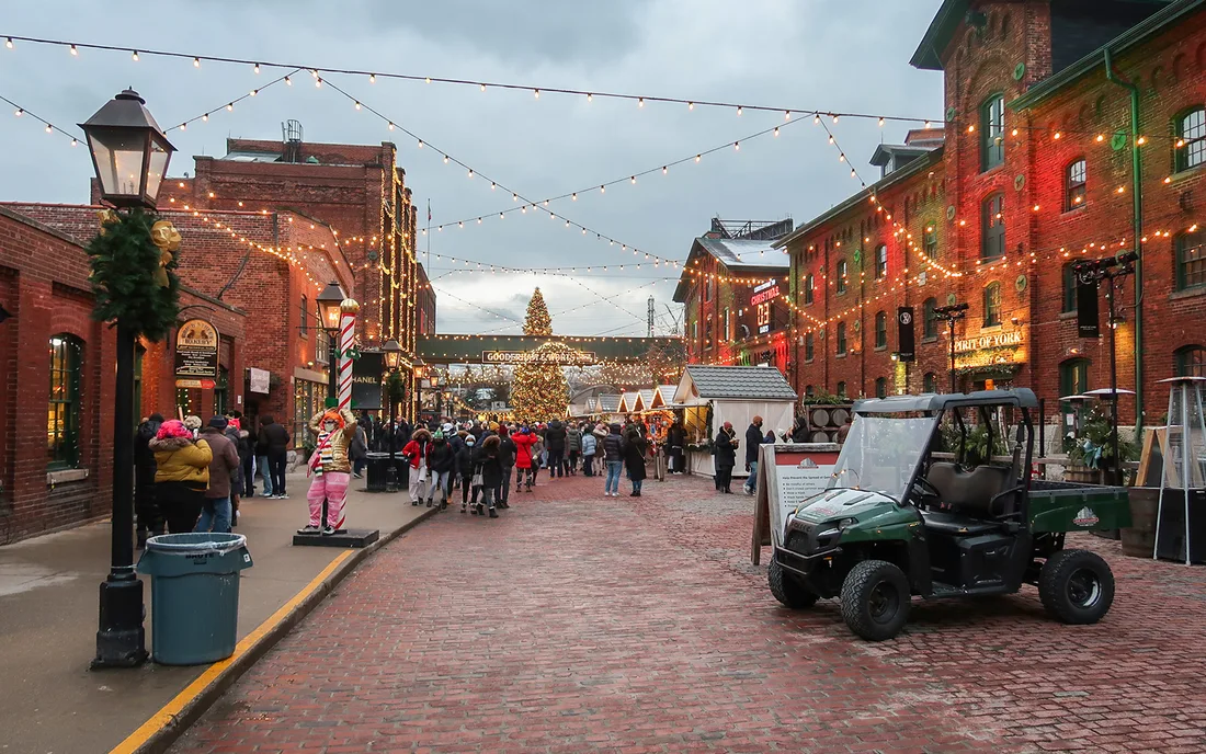 Sapin de Noël illuminé dans le Distillery District historique de Toronto